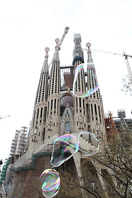 포토 JPG 주간 해외 유럽 사람없음 야외 성당 세계문화유산 스페인 비눗방울 기중기 사그라다파밀리아 국내포토 자연요소 나라 종교건축 문화재 중장비 바르셀로나 파일형식