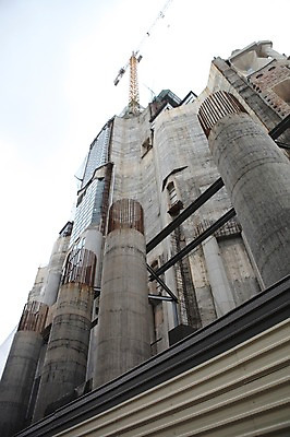 포토 JPG 주간 해외 유럽 사람없음 야외 성당 세계문화유산 스페인 기중기 사그라다파밀리아 국내포토 자연요소 나라 종교건축 문화재 중장비 바르셀로나 파일형식