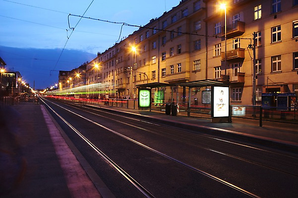 포토 JPG 해외 유럽 도로 가로등 풍경 사람없음 야외 건물 세계문화유산 버스정류장 야간 체코 프라하 국내포토 자연요소 건축물 공공시설 나라 길 교통시설 문화재 역 파일형식