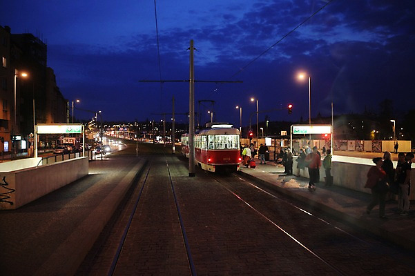 포토 JPG 해외 유럽 도로 가로등 출입구 사람 풍경 여러명 야외 세계문화유산 도시 야간 전차 체코 프라하 전철역 국내포토 자연요소 공공시설 나라 길 육상교통 다수 교통시설 대중교통 문화재 역 파일형식