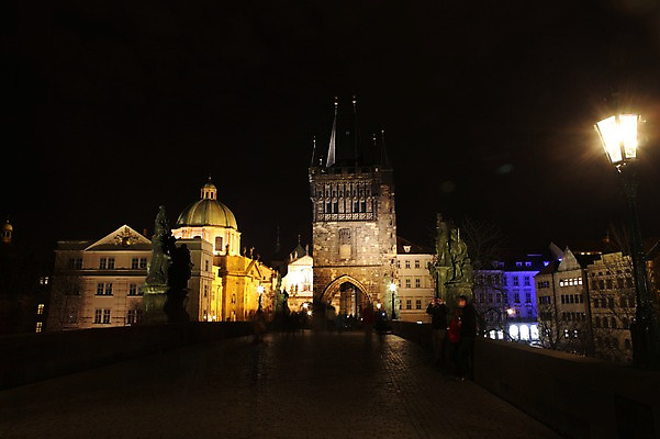 포토 JPG 해외 유럽 가로등 풍경 사람없음 야외 건물 세계문화유산 야간 체코 프라하 카를교 프라하성 국내포토 자연요소 건축물 공공시설 나라 문화재 다리_건축물 성 파일형식