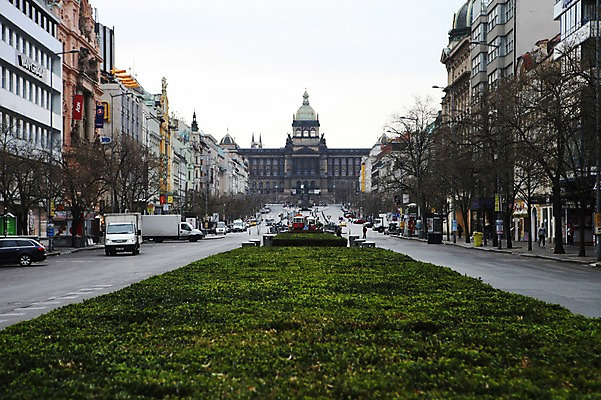 포토 JPG 주간 해외 유럽 자동차 풍경 잔디 사람없음 야외 건물 세계문화유산 도시 체코 프라하 국내포토 자연요소 식물 건축물 나라 육상교통 문화재 파일형식