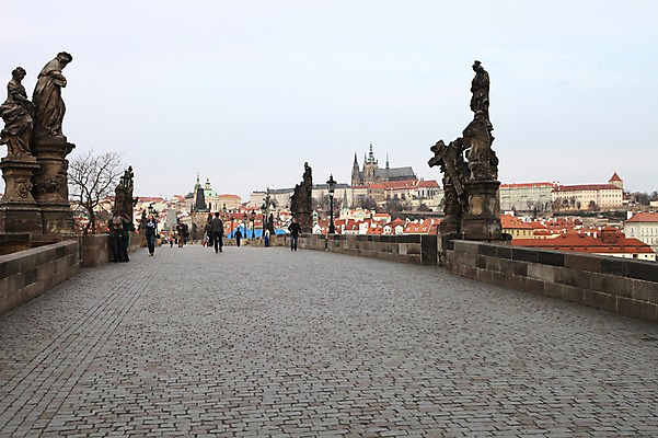 포토 JPG 주간 해외 유럽 거리 사람 풍경 여러명 야외 조각상 세계문화유산 도시 체코 프라하 카를교 국내포토 자연요소 나라 다수 조형물 문화재 다리_건축물 파일형식