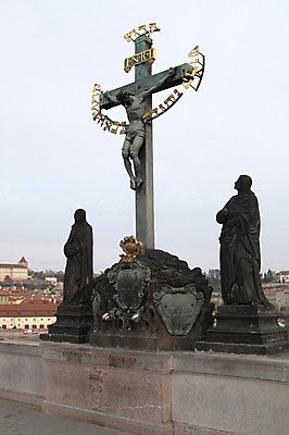 포토 JPG 주간 해외 유럽 십자가 풍경 사람없음 야외 조각상 세계문화유산 예수 체코 프라하 예수상 카를교 국내포토 자연요소 나라 조형물 문화재 다리_건축물 신_종교 파일형식