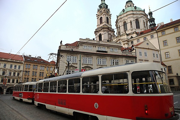 포토 JPG 주간 해외 유럽 사람 풍경 여러명 야외 건물 세계문화유산 도시 전차 체코 프라하 국내포토 자연요소 건축물 나라 육상교통 다수 대중교통 문화재 파일형식