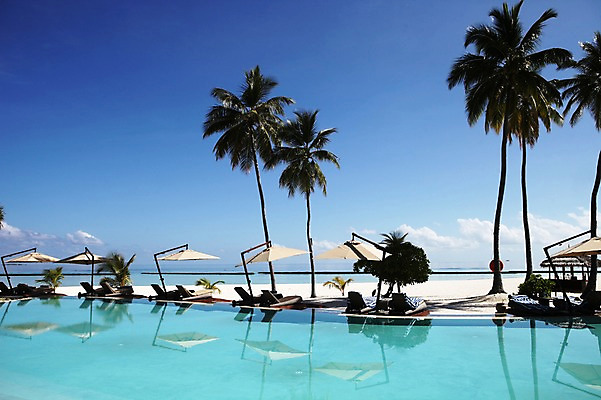 포토 JPG 주간 해외 아시아 야외수영장 수영장 풍경 해변 사람없음 야외 야자수 파라솔 선베드 몰디브 국내포토 자연요소 나무 나라 바다 의자 파일형식