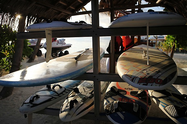 포토 JPG 주간 해외 아시아 해변 사람없음 야외 여러개 서핑보드 진열장 몰디브 국내포토 자연요소 나라 바다 다수 보드_스포츠 파일형식