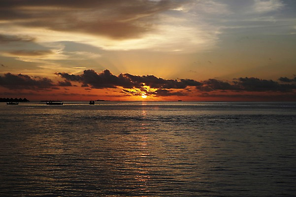 포토 JPG 주간 구름 해외 실루엣 아시아 바다 하늘 풍경 사람없음 야외 노을 일몰 몰디브 선박 국내포토 자연요소 나라 수상교통 촬영기법 파일형식