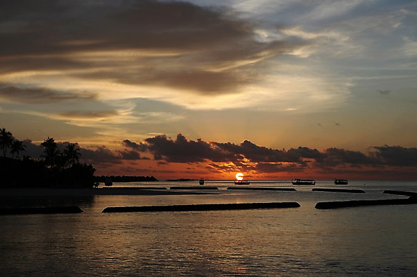 포토 JPG 주간 구름 해외 실루엣 아시아 바다 하늘 풍경 사람없음 야외 노을 일몰 몰디브 선박 국내포토 자연요소 나라 수상교통 촬영기법 파일형식