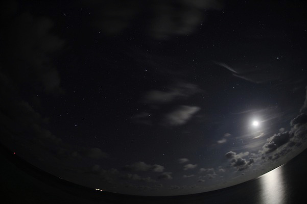 포토 JPG 구름 해외 아시아 바다 하늘 풍경 사람없음 야외 달 야간 달빛 몰디브 국내포토 자연요소 나라 파일형식