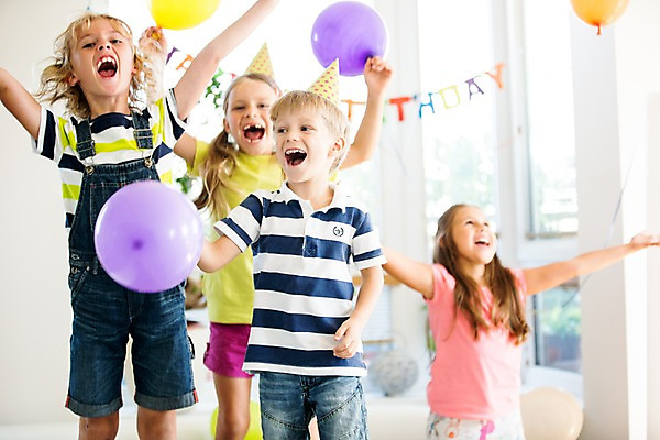 포토 JPG 서양인 여자 남자 어린이 실내 서기 여러명 앞모습 파티 고깔모자 생일파티 생일 즐거움 풍선 풍선놀이 어린이만 국내포토 외국인 모자_잡화 기념일 감정 뷰포인트 다수 모션 놀이 사람 이벤트 내부 파일형식