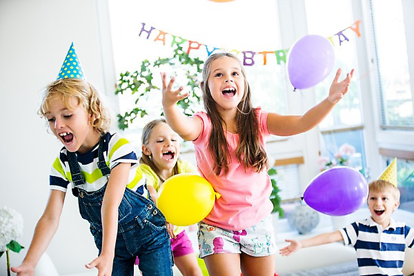 포토 JPG 서양인 여자 남자 어린이 실내 서기 여러명 앞모습 파티 고깔모자 생일파티 생일 즐거움 풍선 풍선놀이 어린이만 국내포토 외국인 모자_잡화 기념일 감정 뷰포인트 다수 모션 놀이 사람 이벤트 내부 파일형식