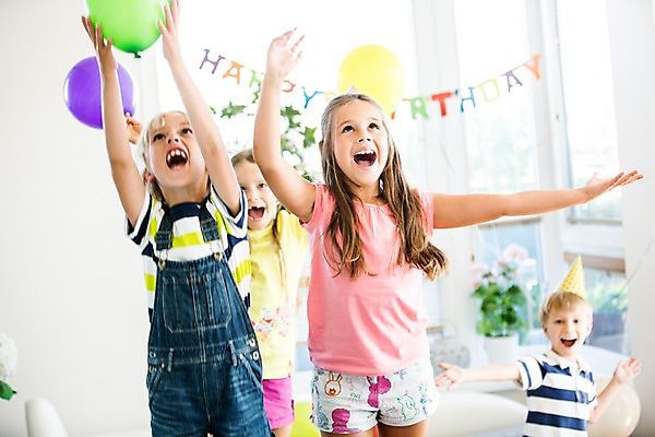 포토 JPG 서양인 여자 남자 어린이 실내 서기 여러명 앞모습 파티 고깔모자 생일파티 생일 즐거움 풍선 풍선놀이 어린이만 국내포토 외국인 모자_잡화 기념일 감정 뷰포인트 다수 모션 놀이 사람 이벤트 내부 파일형식