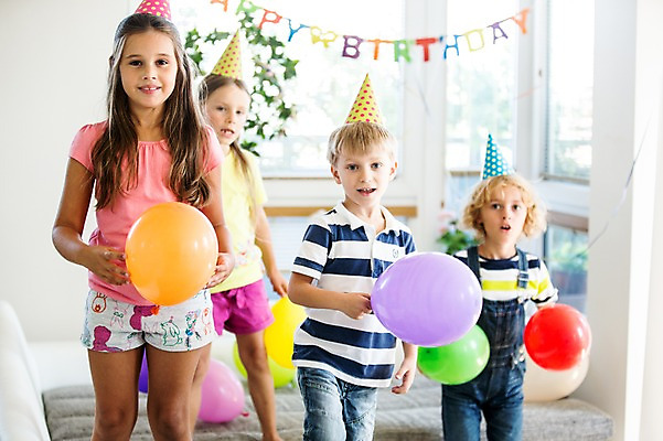 포토 JPG 서양인 여자 남자 어린이 실내 서기 여러명 앞모습 파티 고깔모자 생일파티 생일 즐거움 풍선 풍선놀이 어린이만 국내포토 외국인 모자_잡화 기념일 감정 뷰포인트 다수 모션 놀이 사람 이벤트 내부 파일형식