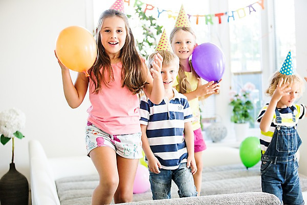 포토 JPG 서양인 여자 남자 어린이 실내 서기 여러명 앞모습 파티 고깔모자 생일파티 생일 즐거움 풍선 풍선놀이 어린이만 국내포토 외국인 모자_잡화 기념일 감정 뷰포인트 다수 모션 놀이 사람 이벤트 내부 파일형식