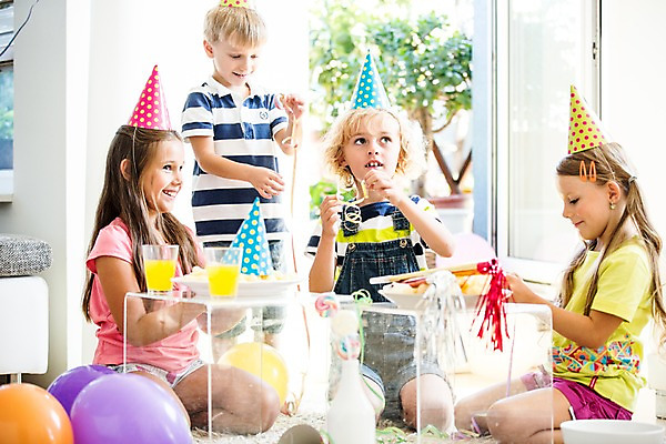 포토 JPG 서양인 여자 남자 어린이 놀이 실내 여러명 파티 고깔모자 생일파티 생일 오렌지주스 즐거움 파티용품 풍선 어린이만 국내포토 외국인 모자_잡화 기념일 감정 다수 사람 이벤트 내부 과일주스 이벤트용품 파일형식