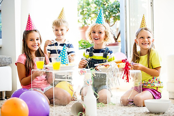 포토 JPG 서양인 여자 남자 어린이 놀이 실내 앉기 여러명 앞모습 파티 고깔모자 생일파티 생일 오렌지주스 즐거움 풍선 어린이만 국내포토 외국인 모자_잡화 기념일 감정 뷰포인트 다수 모션 사람 이벤트 내부 과일주스 파일형식