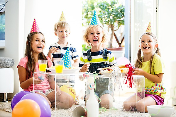 포토 JPG 서양인 여자 남자 어린이 놀이 실내 앉기 여러명 파티 고깔모자 생일파티 생일 오렌지주스 즐거움 풍선 생일상 어린이만 국내포토 외국인 모자_잡화 기념일 감정 다수 모션 사람 이벤트 내부 과일주스 파일형식