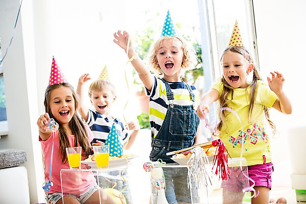 포토 JPG 서양인 여자 남자 어린이 놀이 실내 여러명 파티 고깔모자 생일파티 생일 오렌지주스 즐거움 파티용품 풍선 어린이만 국내포토 외국인 모자_잡화 기념일 감정 다수 사람 이벤트 내부 과일주스 이벤트용품 파일형식