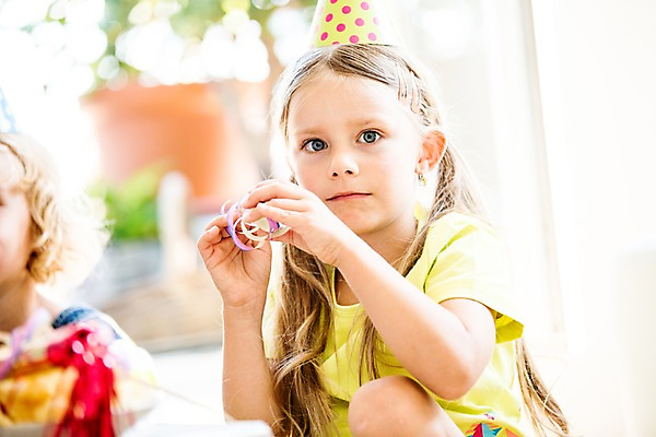 포토 JPG 서양인 여자 어린이 실내 한명 상반신 파티 고깔모자 생일파티 어린이만 소녀만 소녀한명만 국내포토 외국인 모자_잡화 1 사람 이벤트 내부 생일 여자만 여자한명만 파일형식
