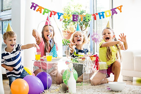 포토 JPG 서양인 여자 남자 어린이 실내 앉기 여러명 파티 고깔모자 생일파티 생일 즐거움 풍선 생일상 어린이만 국내포토 외국인 모자_잡화 기념일 감정 다수 모션 사람 이벤트 내부 파일형식