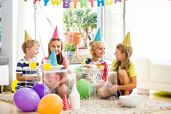 포토 JPG 서양인 여자 남자 어린이 실내 앉기 여러명 파티 고깔모자 생일파티 생일 즐거움 풍선 생일상 어린이만 국내포토 외국인 모자_잡화 기념일 감정 다수 모션 사람 이벤트 내부 파일형식