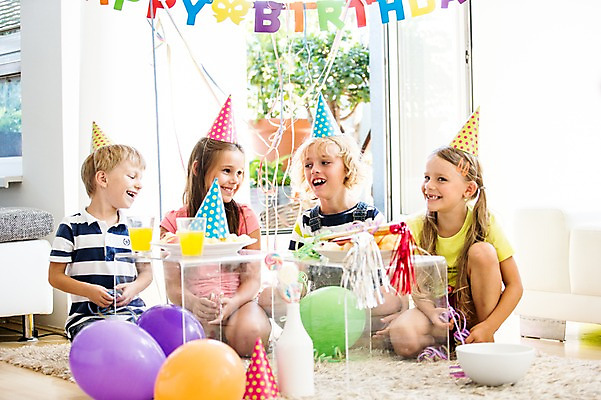 포토 JPG 서양인 여자 남자 어린이 실내 앉기 여러명 파티 고깔모자 생일파티 생일 즐거움 풍선 생일상 어린이만 국내포토 외국인 모자_잡화 기념일 감정 다수 모션 사람 이벤트 내부 파일형식