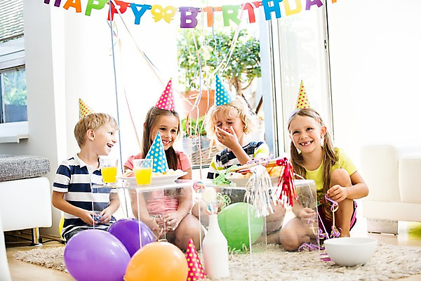 포토 JPG 서양인 여자 남자 어린이 실내 앉기 여러명 파티 고깔모자 생일파티 생일 즐거움 풍선 생일상 어린이만 국내포토 외국인 모자_잡화 기념일 감정 다수 모션 사람 이벤트 내부 파일형식