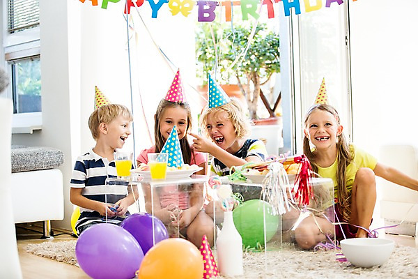 포토 JPG 서양인 여자 남자 어린이 실내 앉기 여러명 파티 고깔모자 생일파티 생일 즐거움 풍선 생일상 어린이만 국내포토 외국인 모자_잡화 기념일 감정 다수 모션 사람 이벤트 내부 파일형식