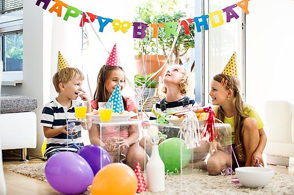 포토 JPG 서양인 여자 남자 어린이 실내 앉기 여러명 파티 고깔모자 생일파티 생일 즐거움 풍선 생일상 어린이만 국내포토 외국인 모자_잡화 기념일 감정 다수 모션 사람 이벤트 내부 파일형식