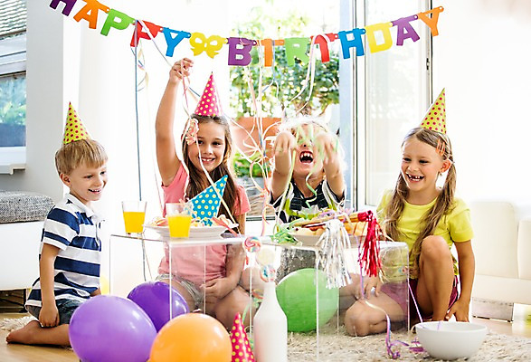 포토 JPG 서양인 여자 남자 어린이 실내 앉기 여러명 파티 고깔모자 생일파티 생일 즐거움 풍선 생일상 어린이만 국내포토 외국인 모자_잡화 기념일 감정 다수 모션 사람 이벤트 내부 파일형식