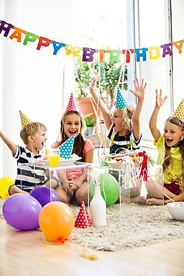 포토 JPG 서양인 여자 남자 어린이 실내 앉기 여러명 파티 손들기 고깔모자 생일파티 생일 즐거움 풍선 생일상 어린이만 국내포토 외국인 모자_잡화 기념일 감정 다수 모션 사람 이벤트 내부 파일형식