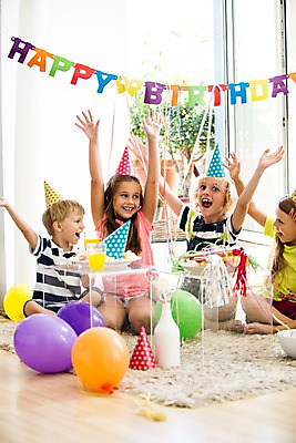 포토 JPG 서양인 여자 남자 어린이 실내 앉기 여러명 파티 손들기 고깔모자 생일파티 생일 즐거움 풍선 생일상 어린이만 국내포토 외국인 모자_잡화 기념일 감정 다수 모션 사람 이벤트 내부 파일형식