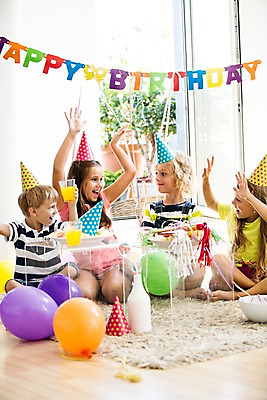 포토 JPG 서양인 여자 남자 어린이 실내 앉기 여러명 파티 고깔모자 생일파티 생일 즐거움 풍선 생일상 어린이만 국내포토 외국인 모자_잡화 기념일 감정 다수 모션 사람 이벤트 내부 파일형식