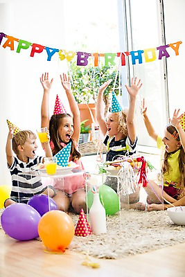 포토 JPG 서양인 여자 남자 어린이 실내 앉기 여러명 파티 고깔모자 생일파티 생일 즐거움 풍선 생일상 어린이만 국내포토 외국인 모자_잡화 기념일 감정 다수 모션 사람 이벤트 내부 파일형식