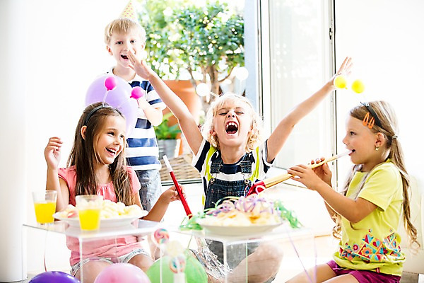 포토 JPG 서양인 여자 남자 어린이 실내 서기 앉기 여러명 파티 머리띠 생일파티 생일 즐거움 파티용품 풍선 어린이만 국내포토 외국인 기념일 감정 다수 장신구 모션 사람 이벤트 내부 이벤트용품 파일형식