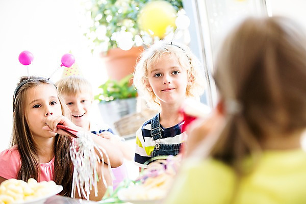 포토 JPG 서양인 여자 남자 어린이 실내 선물 여러명 파티 케이크 머리띠 생일파티 생일 풍선 어린이만 국내포토 외국인 기념일 다수 장신구 디저트 사람 이벤트 내부 파일형식