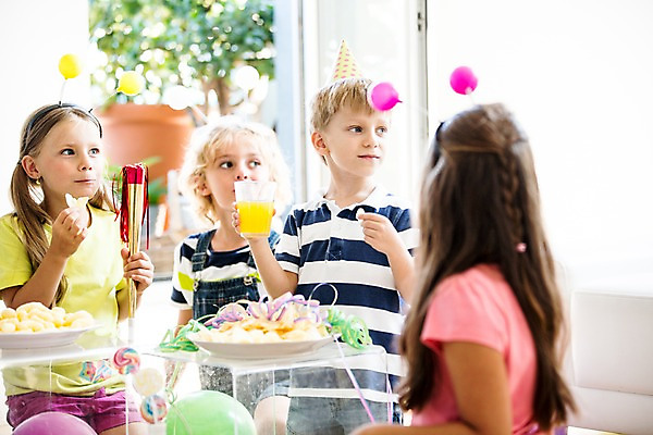 포토 JPG 서양인 여자 남자 음료 어린이 실내 선물 여러명 파티 케이크 머리띠 생일파티 생일 풍선 생일상 어린이만 국내포토 외국인 기념일 다수 장신구 디저트 사람 이벤트 내부 파일형식