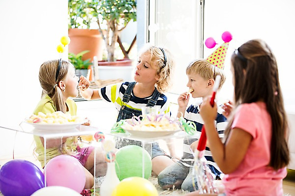 포토 JPG 서양인 여자 남자 어린이 실내 선물 여러명 파티 케이크 머리띠 생일파티 생일 풍선 생일상 어린이만 국내포토 외국인 기념일 다수 장신구 디저트 사람 이벤트 내부 파일형식