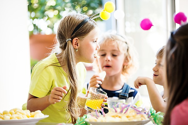 포토 JPG 서양인 여자 남자 어린이 실내 선물 여러명 파티 케이크 머리띠 생일파티 생일 풍선 어린이만 국내포토 외국인 기념일 다수 장신구 디저트 사람 이벤트 내부 파일형식