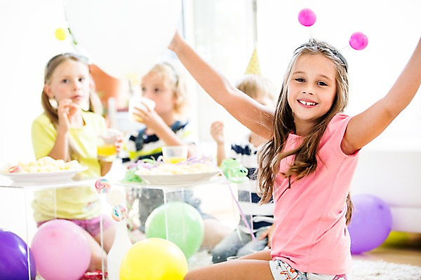 포토 JPG 서양인 여자 남자 어린이 팔벌리기 실내 앉기 여러명 아웃포커스 파티 머리띠 생일파티 생일 파티용품 풍선 어린이만 국내포토 외국인 기념일 다수 장신구 모션 촬영기법 사람 이벤트 내부 이벤트용품 파일형식