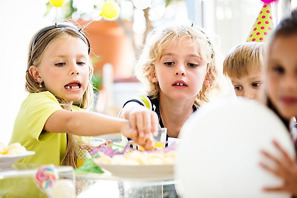 포토 JPG 서양인 여자 남자 어린이 실내 여러명 상반신 아웃포커스 파티 과자 머리띠 생일파티 생일 풍선 어린이만 국내포토 외국인 기념일 다수 장신구 디저트 촬영기법 사람 이벤트 내부 파일형식