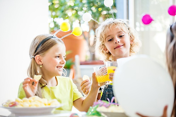 포토 JPG 서양인 여자 남자 어린이 실내 두명 파티 머리띠 생일파티 생일 오렌지주스 풍선 어린이만 국내포토 외국인 기념일 장신구 사람 이벤트 내부 과일주스 파일형식