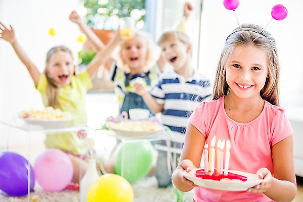 포토 JPG 서양인 여자 남자 어린이 촛불 실내 들기 앉기 여러명 아웃포커스 파티 케이크 머리띠 생일파티 생일 풍선 어린이만 국내포토 외국인 기념일 다수 장신구 초 모션 디저트 촬영기법 사람 이벤트 내부 파일형식