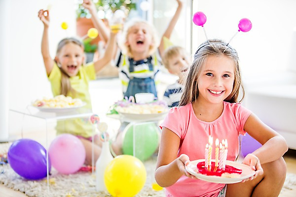 포토 JPG 서양인 여자 남자 어린이 촛불 실내 들기 앉기 여러명 아웃포커스 파티 케이크 머리띠 생일파티 생일 풍선 어린이만 국내포토 외국인 기념일 다수 장신구 초 모션 디저트 촬영기법 사람 이벤트 내부 파일형식