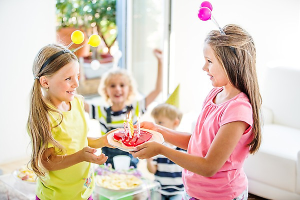 포토 JPG 서양인 여자 남자 어린이 촛불 실내 들기 여러명 옆모습 파티 케이크 머리띠 생일파티 생일 풍선 어린이만 국내포토 외국인 기념일 뷰포인트 다수 장신구 초 모션 디저트 사람 이벤트 내부 파일형식