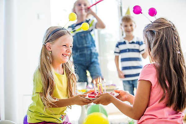 포토 JPG 서양인 여자 남자 어린이 촛불 실내 들기 여러명 옆모습 파티 케이크 머리띠 생일파티 생일 풍선 어린이만 국내포토 외국인 기념일 뷰포인트 다수 장신구 초 모션 디저트 사람 이벤트 내부 파일형식