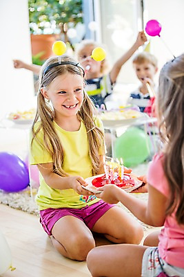 포토 JPG 서양인 여자 남자 어린이 촛불 실내 들기 여러명 파티 케이크 머리띠 생일파티 생일 풍선 어린이만 국내포토 외국인 기념일 다수 장신구 초 모션 디저트 사람 이벤트 내부 파일형식