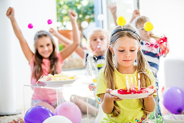포토 JPG 서양인 여자 남자 어린이 촛불 실내 들기 여러명 앞모습 파티 케이크 머리띠 생일파티 생일 풍선 어린이만 국내포토 외국인 기념일 뷰포인트 다수 장신구 초 모션 디저트 사람 이벤트 내부 파일형식