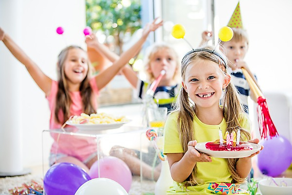 포토 JPG 서양인 여자 남자 어린이 촛불 실내 들기 앉기 여러명 아웃포커스 파티 케이크 머리띠 생일파티 생일 풍선 생일상 어린이만 국내포토 외국인 기념일 다수 장신구 초 모션 디저트 촬영기법 사람 이벤트 내부 파일형식